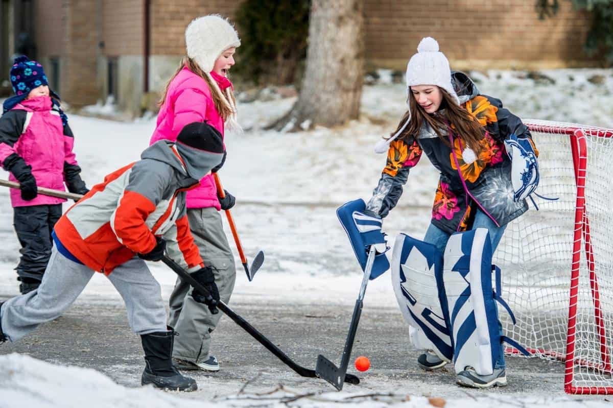 jouer au hockey dans la rue